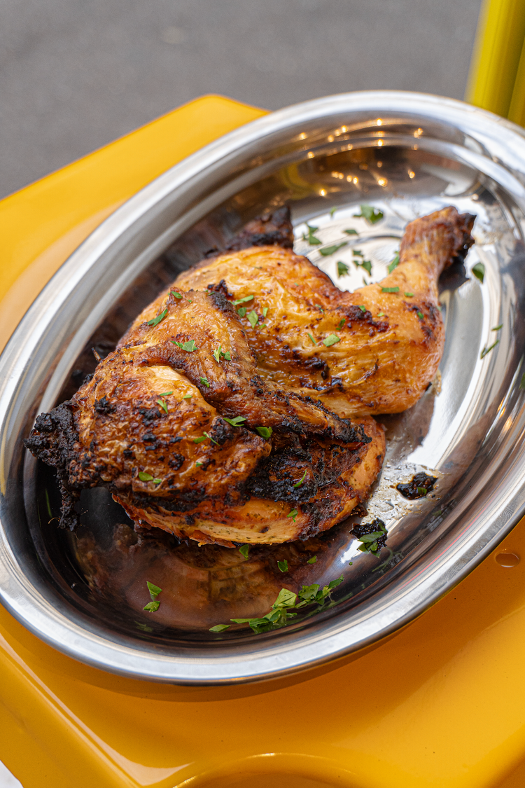 Plateau de plats maison : poulet sauce, riz et bananes plantains